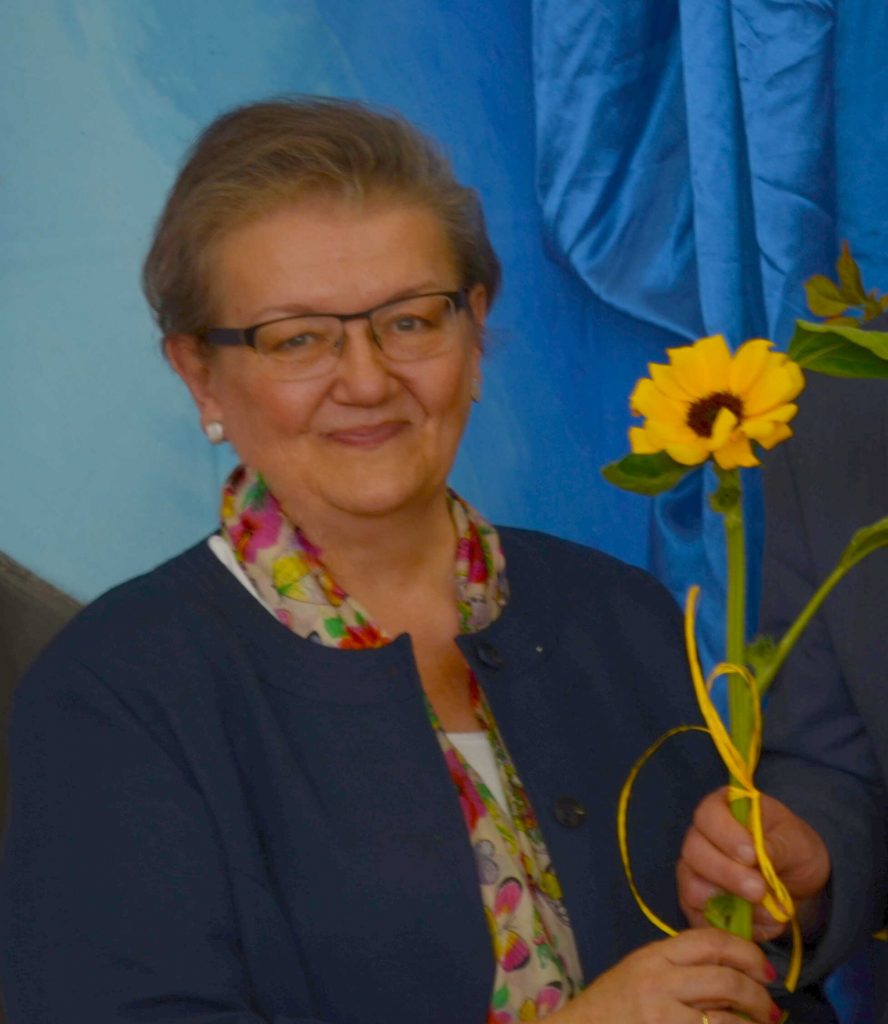 Elżbieta Golińska odbierająca medal "Ludziom czyniącym dobro"